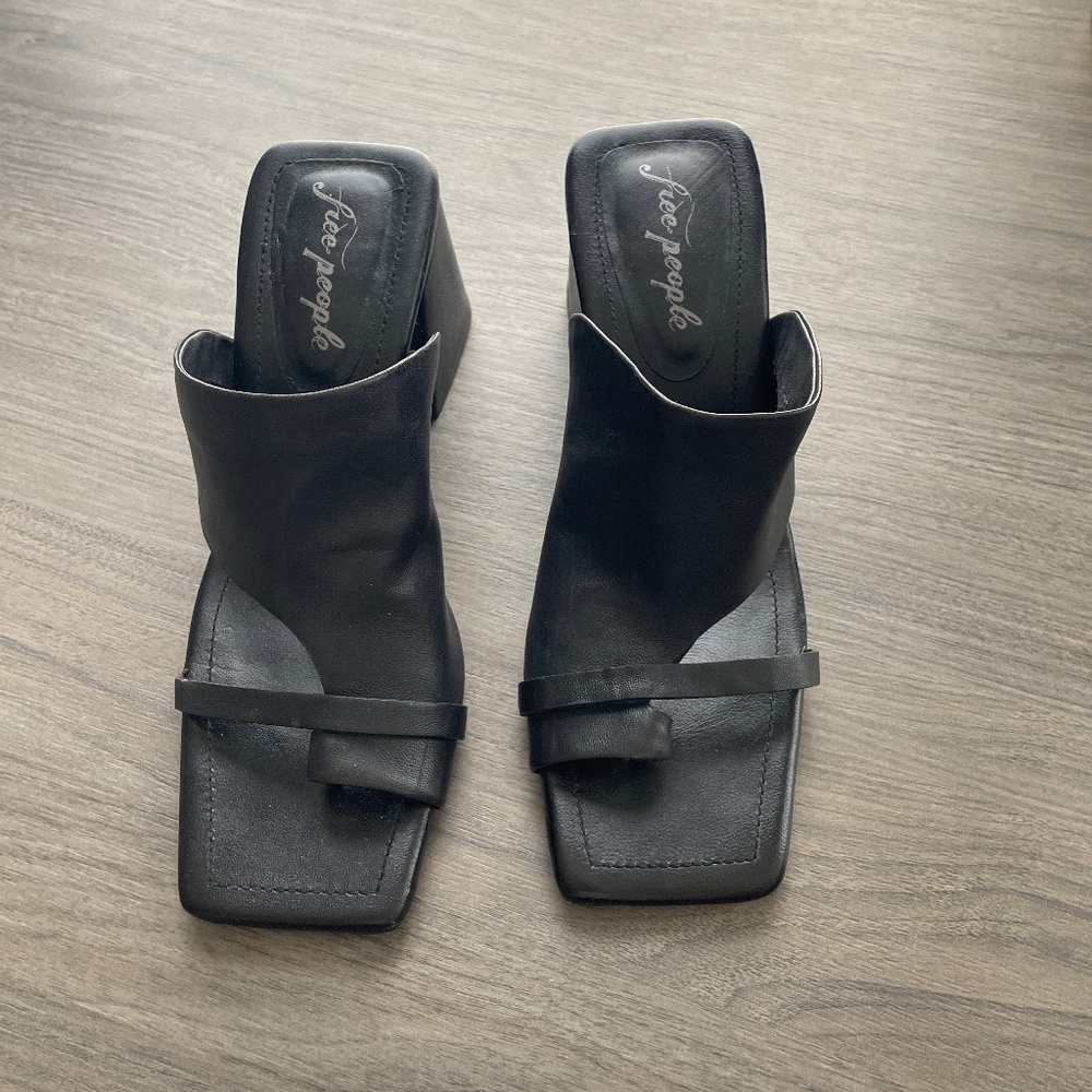 Black sandals, size 9 M